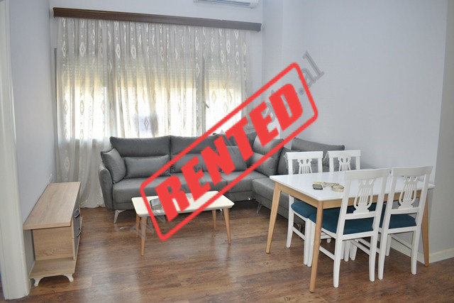 Apartament 3+1 per qira prane me Ring center ne Tirane.
Hyrja ndodhet ne katin e dyte banim te nje 